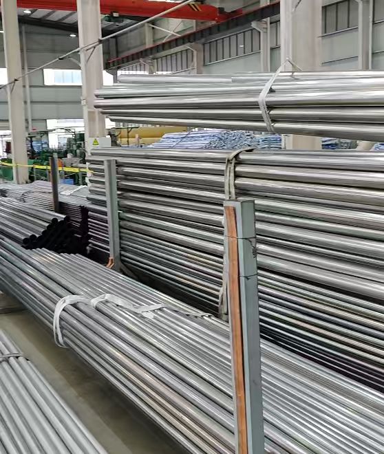 卡压式连接不锈钢水管预处理中，去氧化层的具体操作方法是什么？